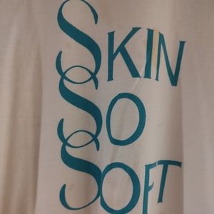 This Avon T-Shirt is a must-have for any 90s vintage enthusiast.(fits 8-16)